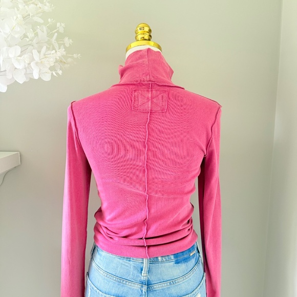 Free People Slim Ribbed Turtleneck in Berry, Sz M - Picture 6 of 8